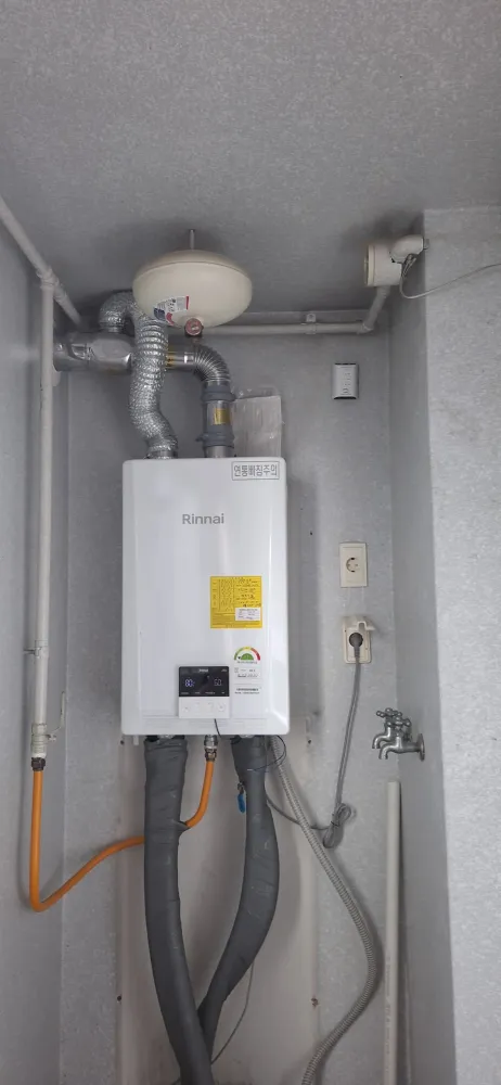 화재감지기가 있는 좁은 보일러실 교체 사례 이후 좁은 보일러실(화재감지기 설치)